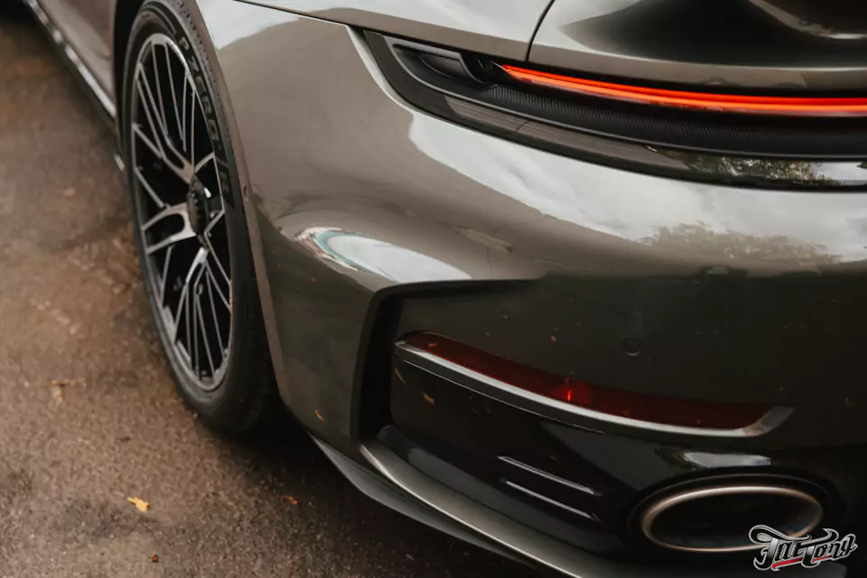 Забронировали Porsche 911 (992) Turbo S Cabriolet прозрачным глянцевым полиуретаном, защитили глянец в салоне, обработали кожу керамикой и обработали мягкую крышу
